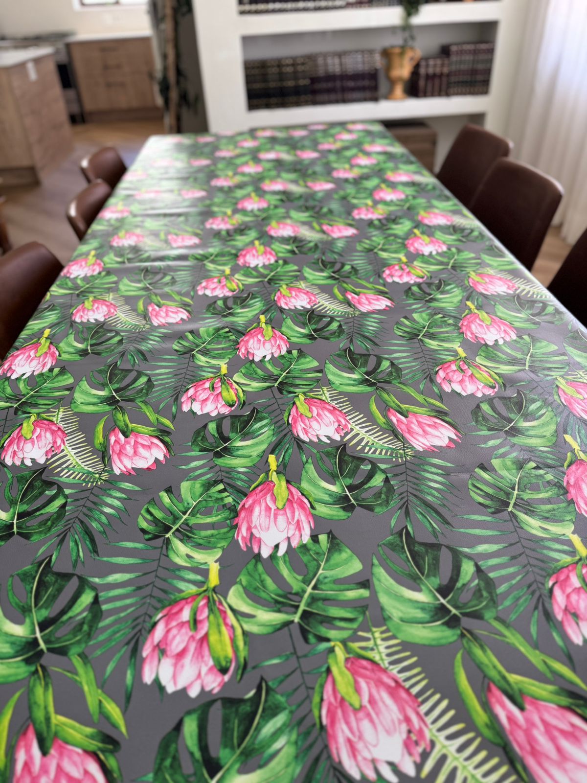 Protea with Leaf Round Material Tablecloth